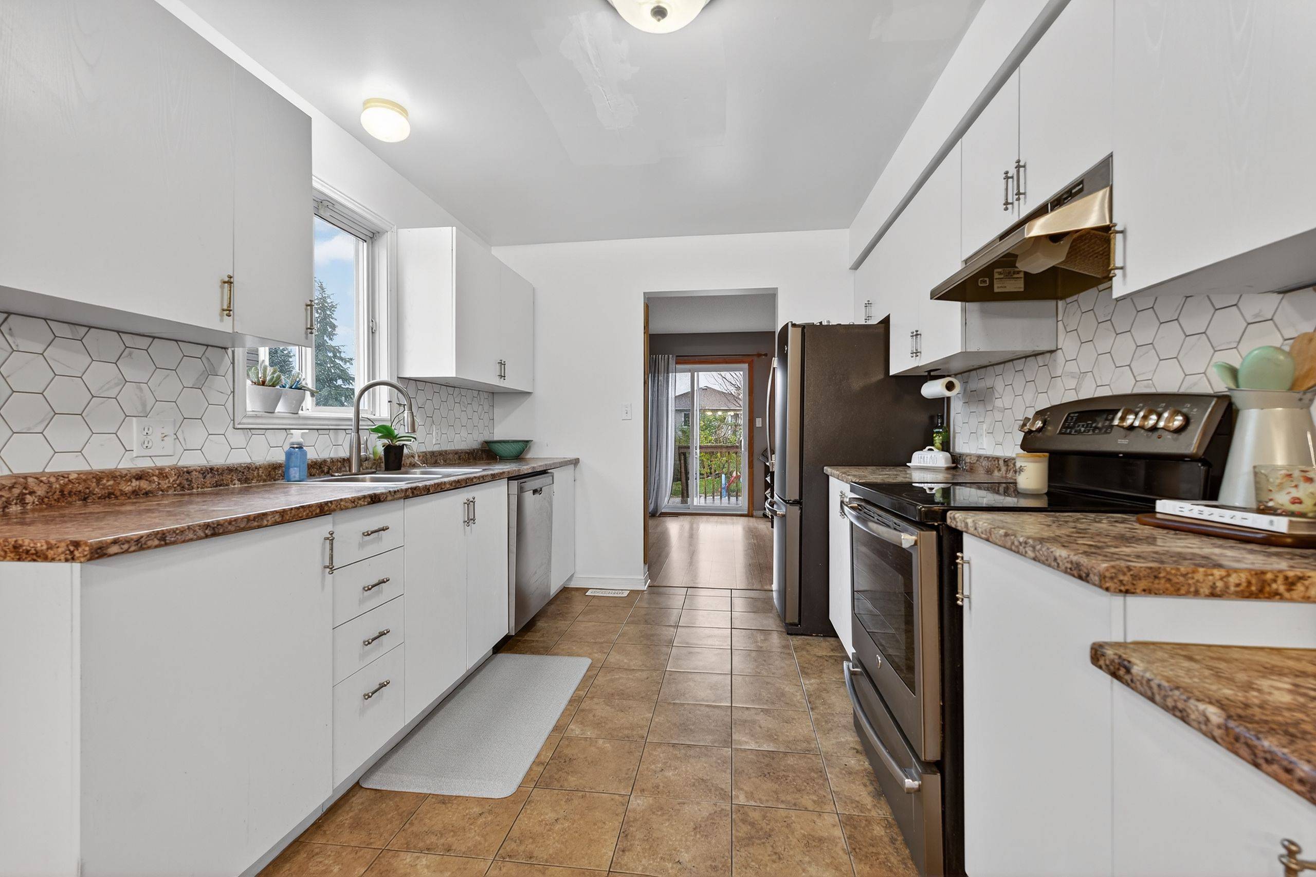 Loyalist, ON K7N 1Y6,14 CLIFFORD ST