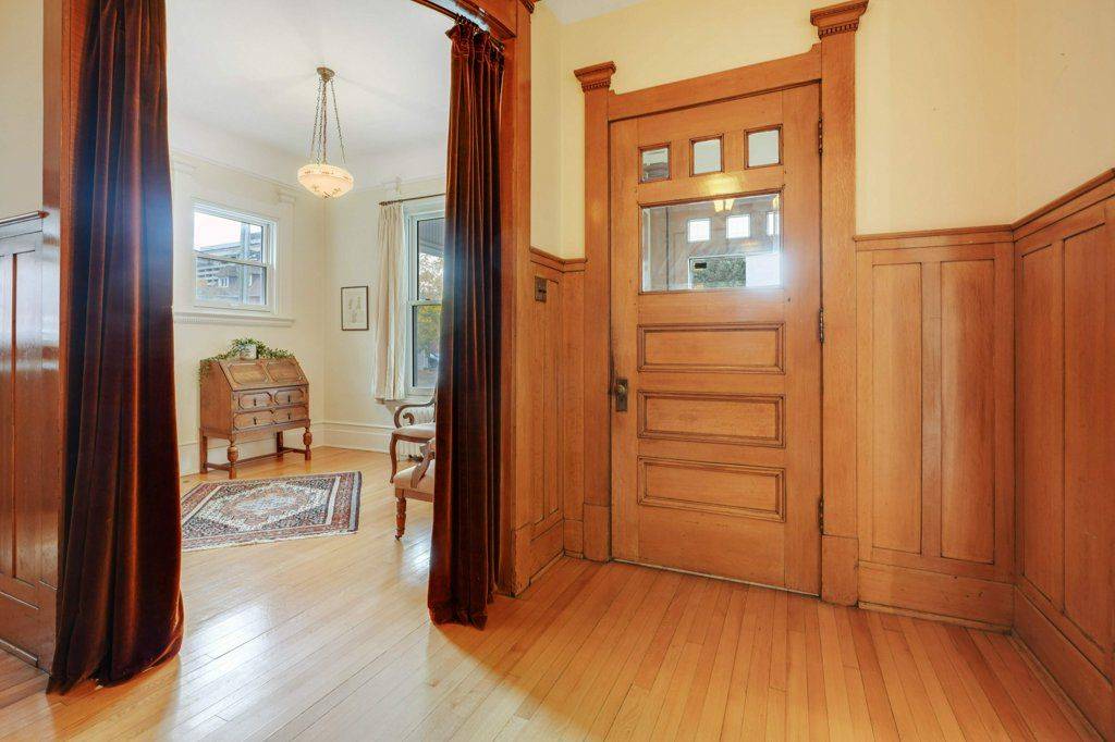 Ottawa Centre, ON K2P 1K7,137 Cartier ST