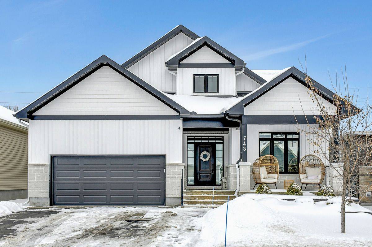 Carp - Huntley Ward, ON K0A 1L0,743 Meadowridge CIR