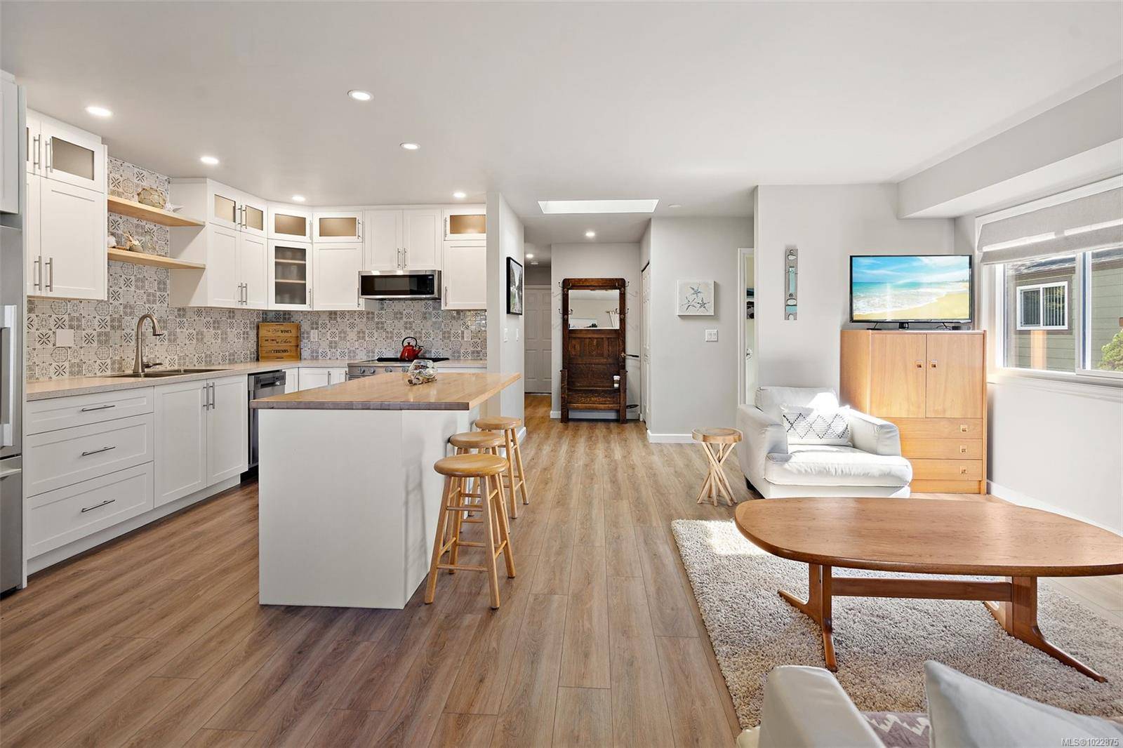 Sidney, BC V8L 3B3,10008 Third St #6