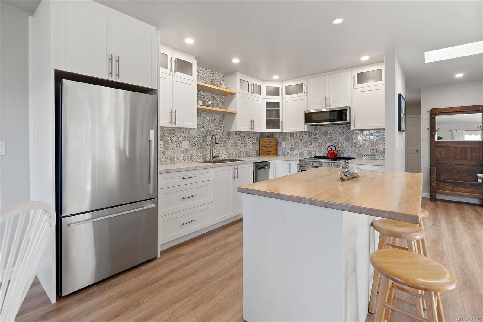 Sidney, BC V8L 3B3,10008 Third St #6