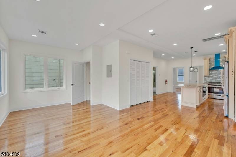 Clifton City, NJ 07014,372 Rutherford Blvd