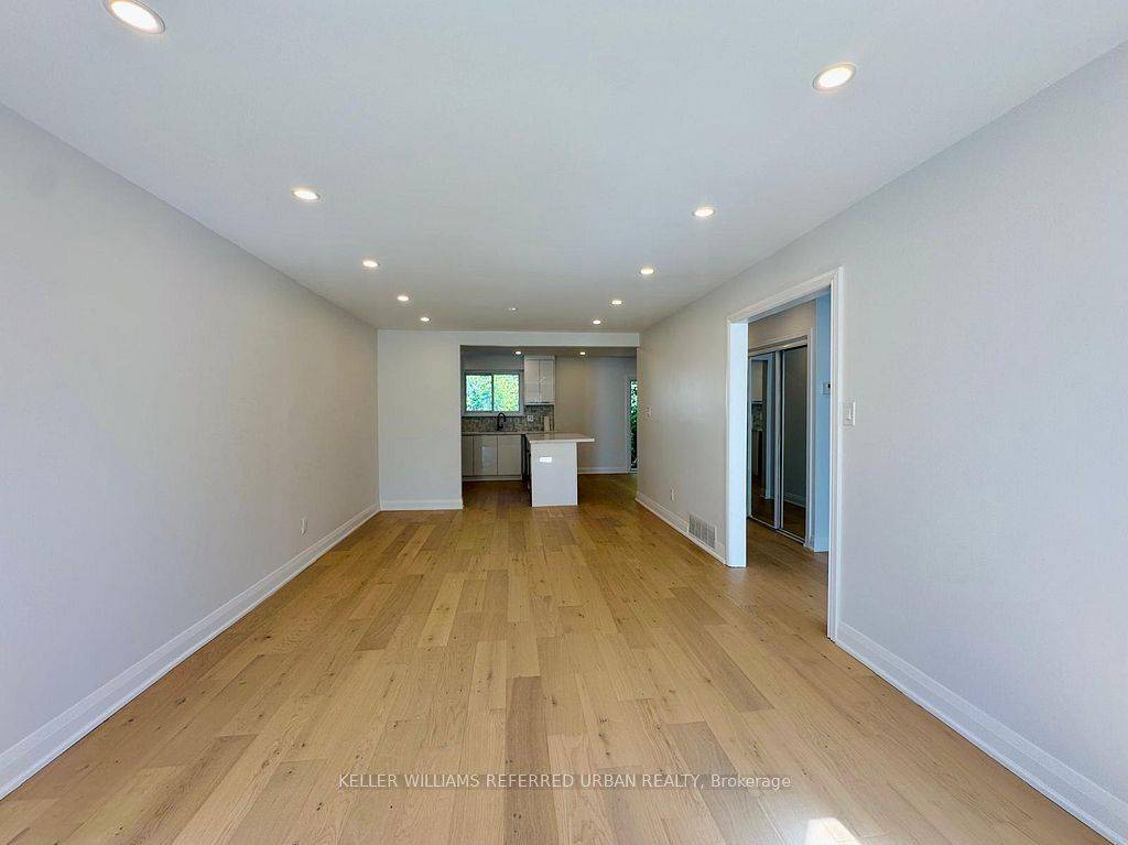 Pickering, ON L1W 2M1,906 Marinet CRES #Main