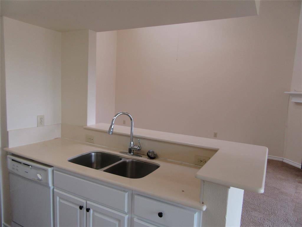 Dallas, TX 75231,7522 Holly Hill Drive #22