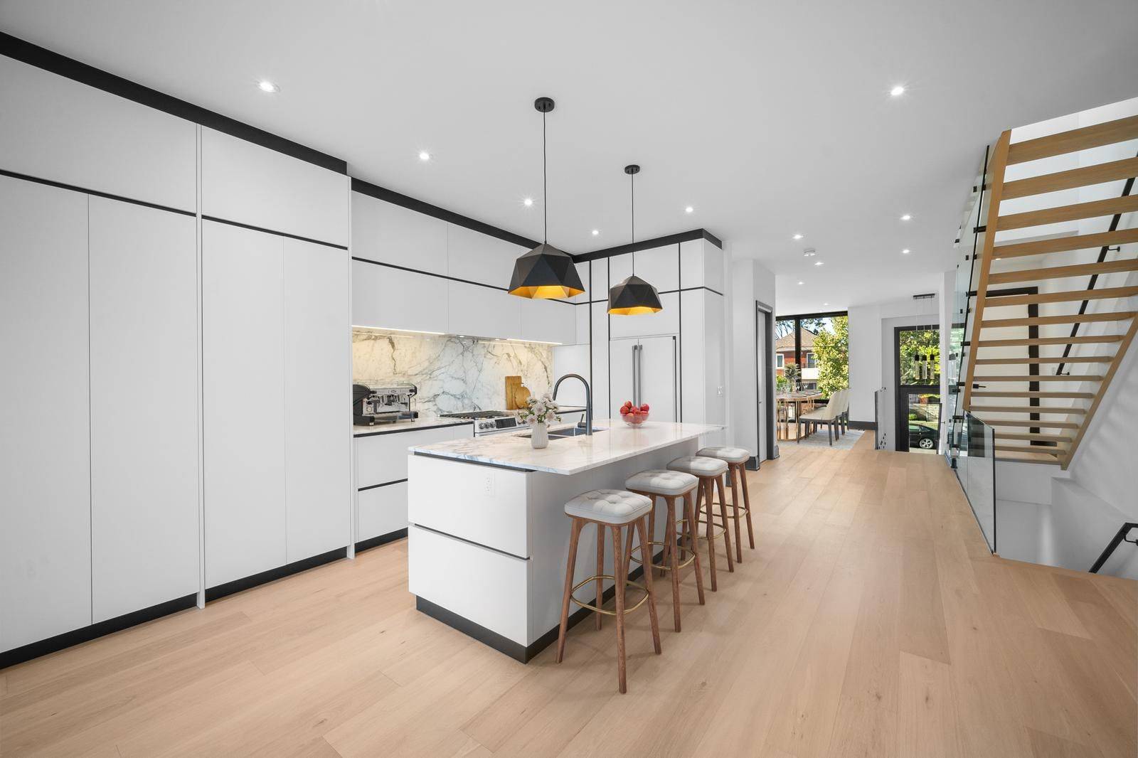 Toronto C04, ON M6B 1Z8,683 Glencairn AVE