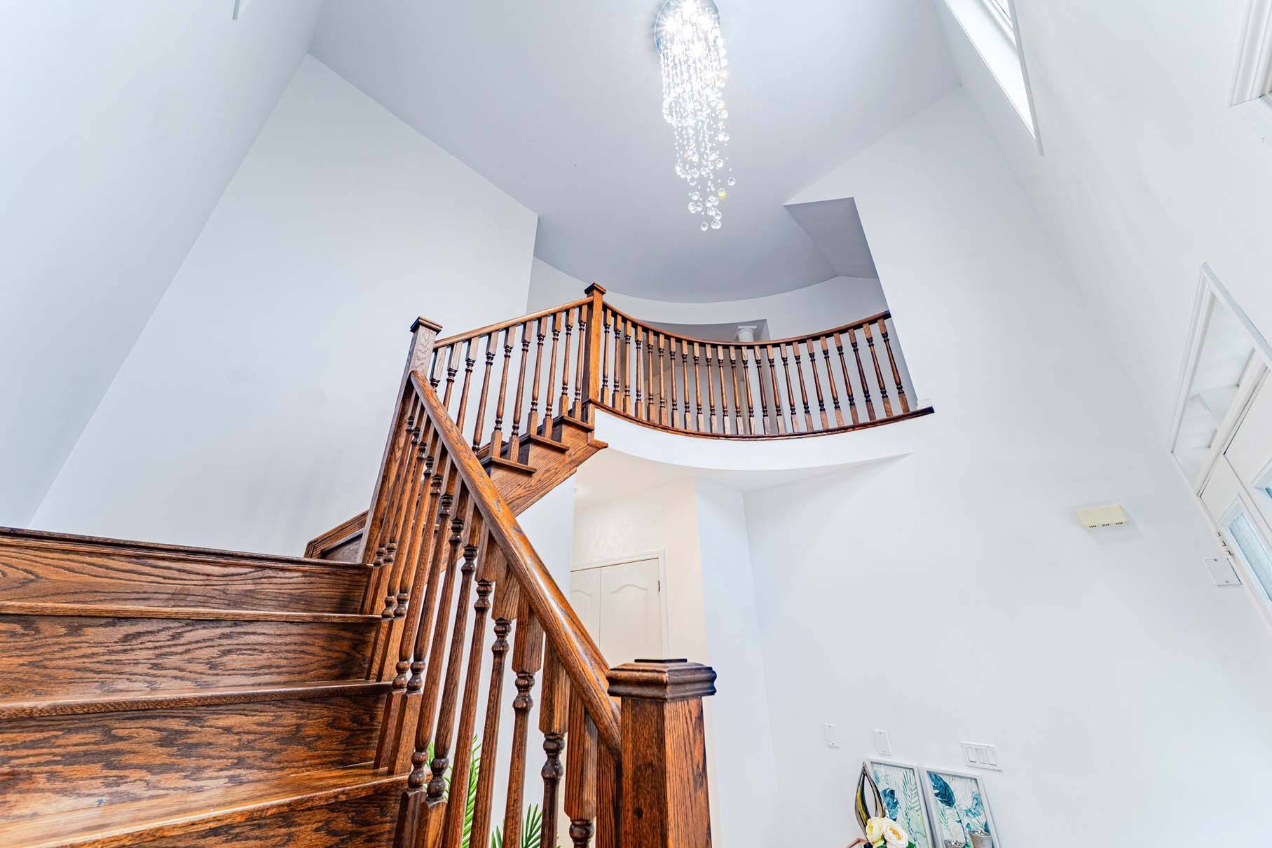 Oshawa, ON L1L 0M1,2517 Bandsman CRES