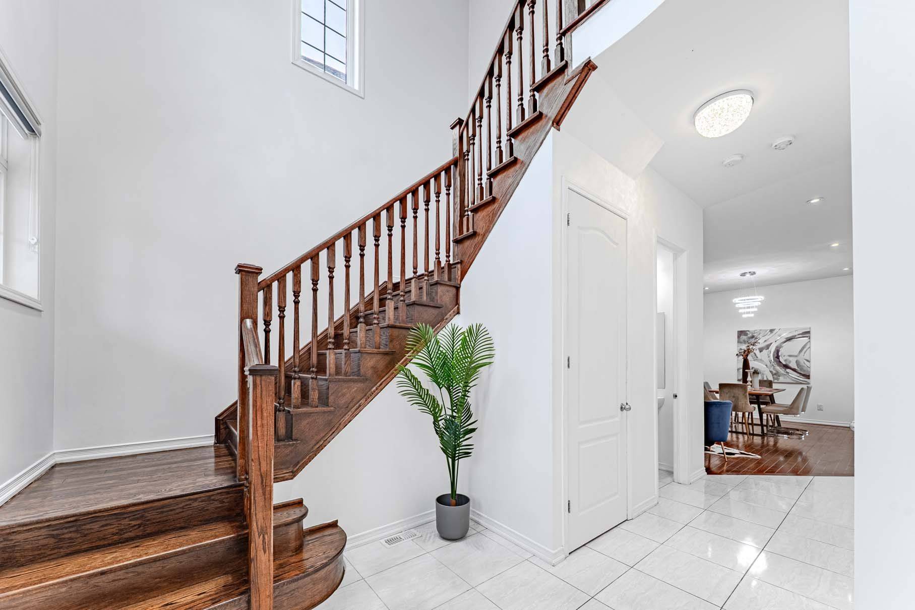 Oshawa, ON L1L 0M1,2517 Bandsman CRES