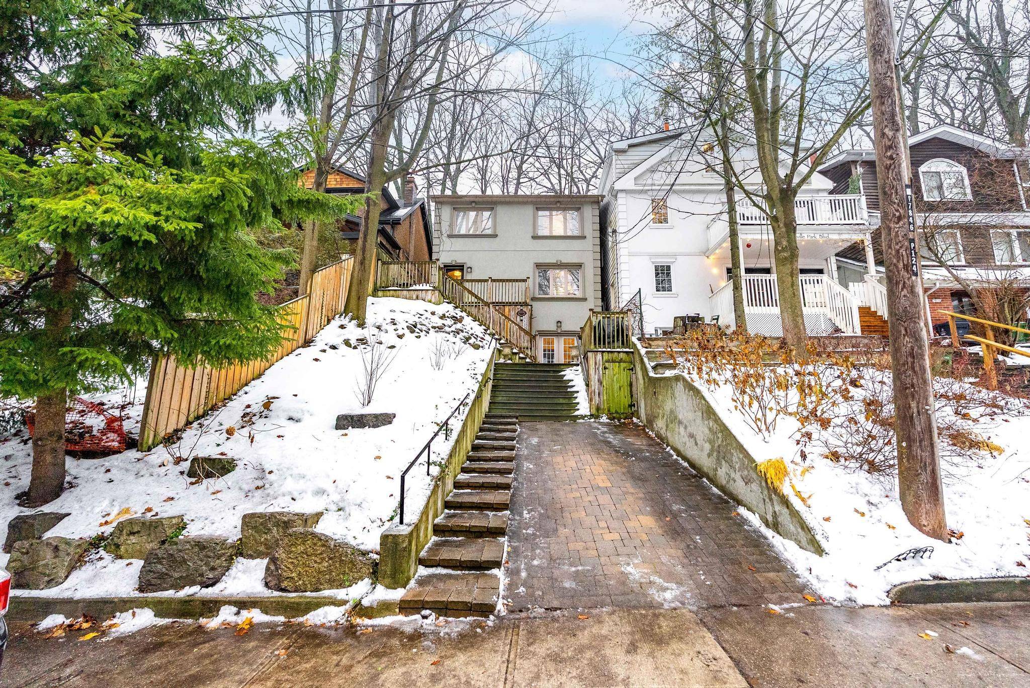 Toronto E02, ON M4E 3P8,122A Neville Park BLVD