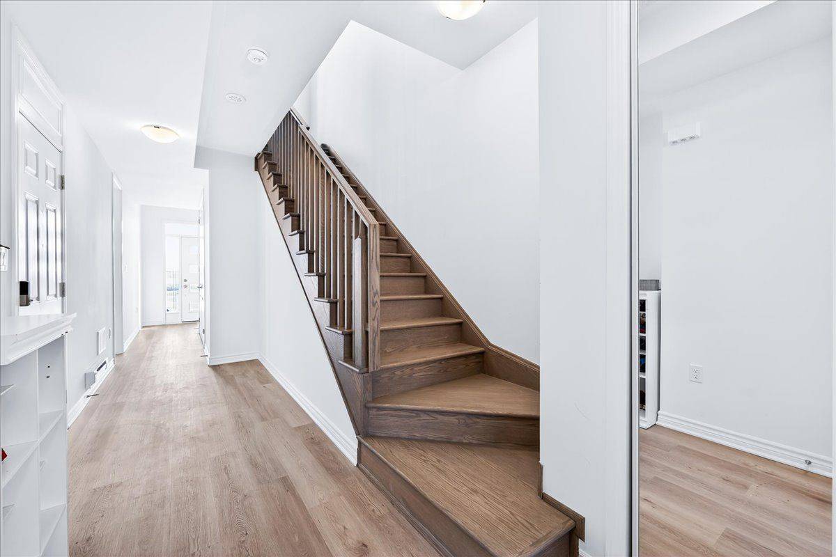 Barrie, ON L9J 1A5,92 Pearen LN