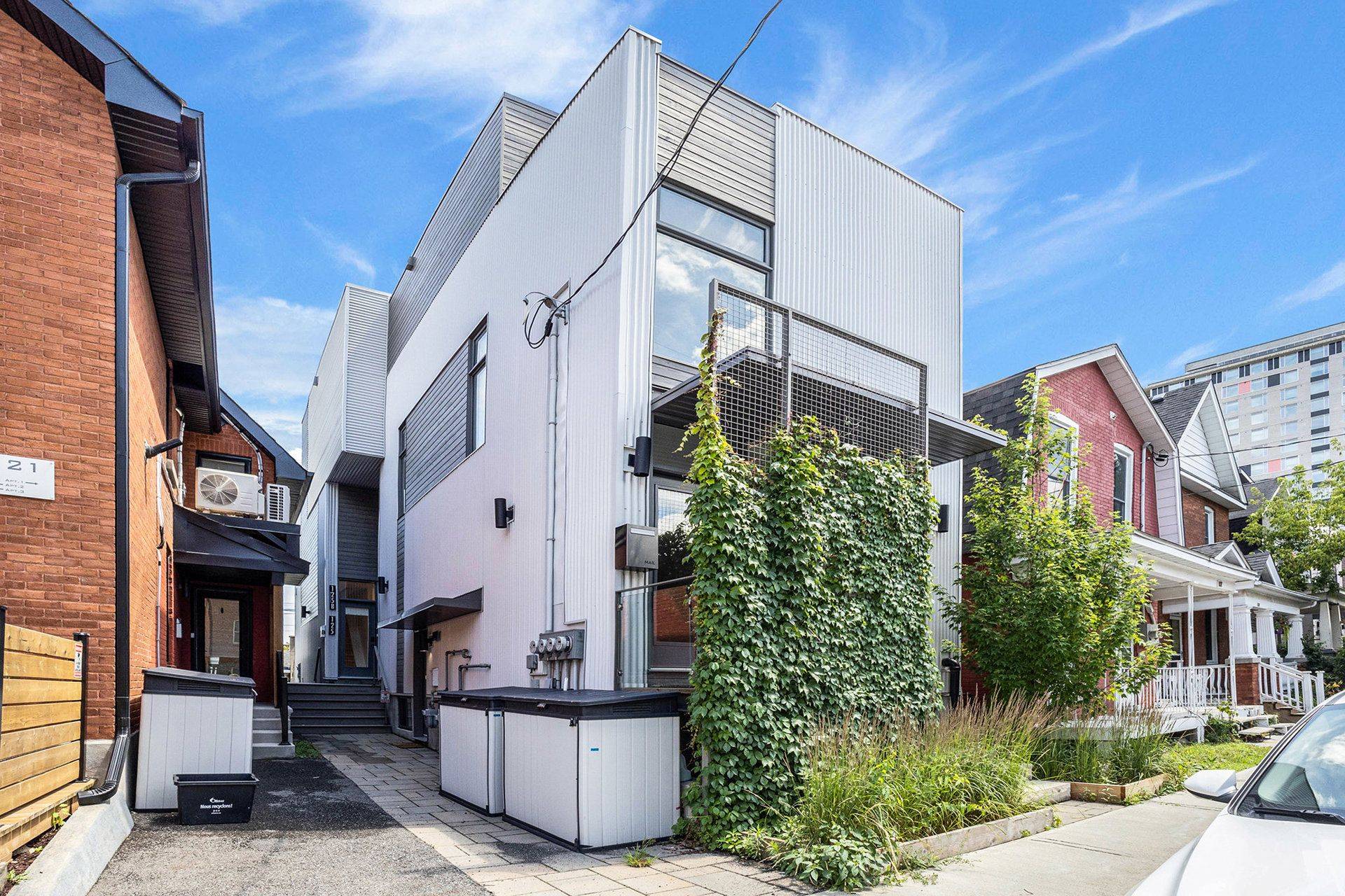 West Centre Town, ON K1Y 1N4,123 CARRUTHERS AVE #B