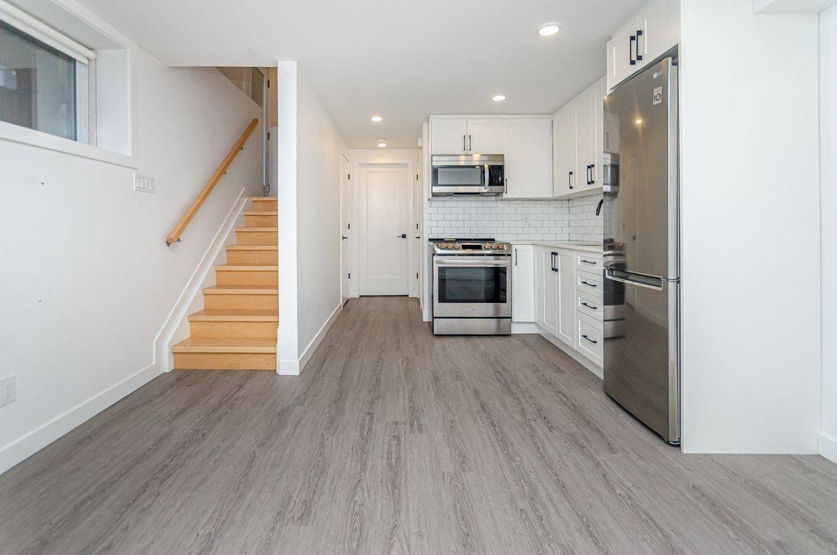 West Centre Town, ON K1Y 1N4,123 CARRUTHERS AVE #B