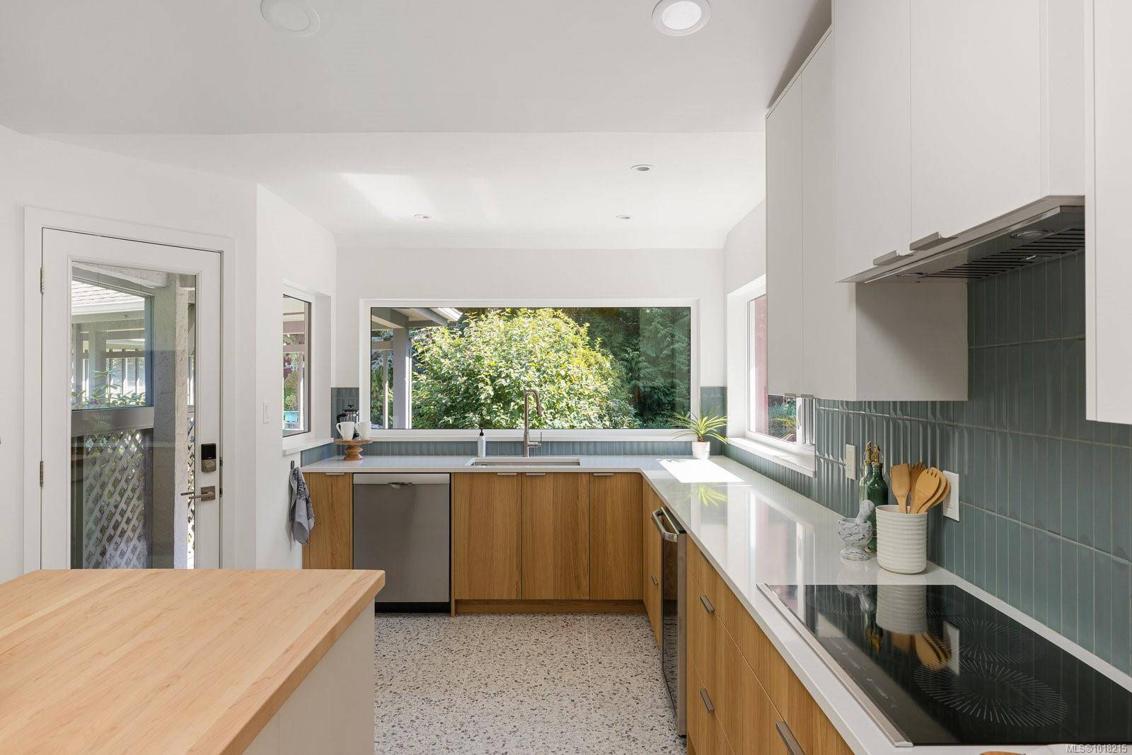 Saanich, BC V8N 1Y1,2693 MacDonald Dr E