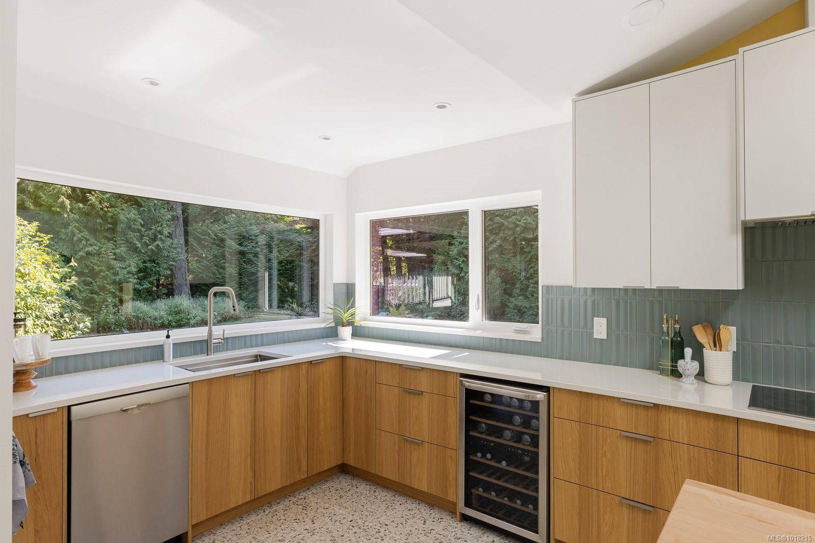 Saanich, BC V8N 1Y1,2693 MacDonald Dr E