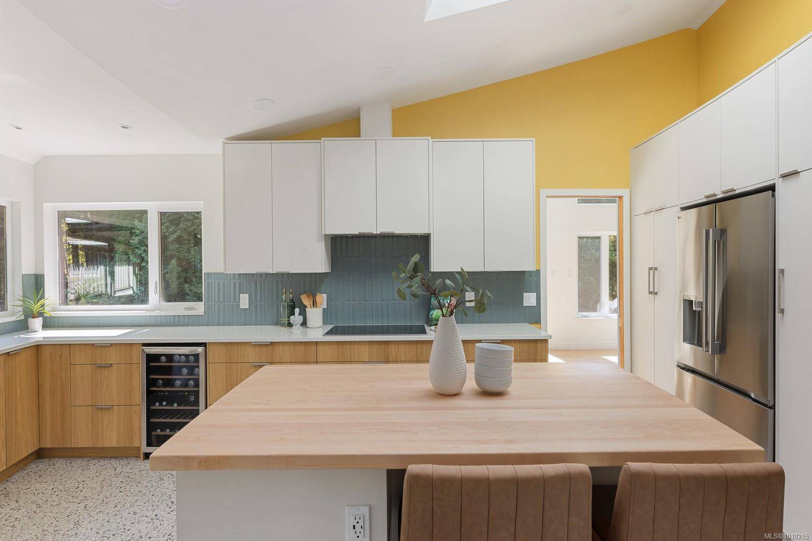 Saanich, BC V8N 1Y1,2693 MacDonald Dr E