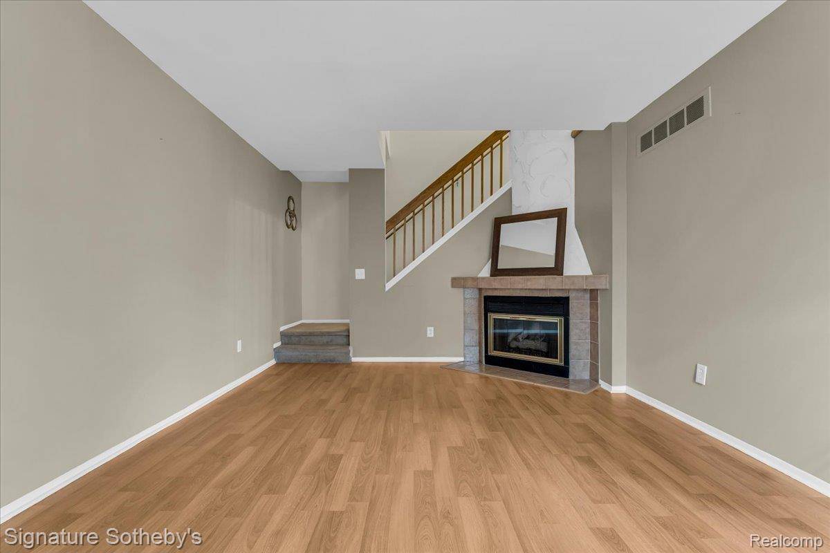 Novi, MI 48375,22331 Peachtree