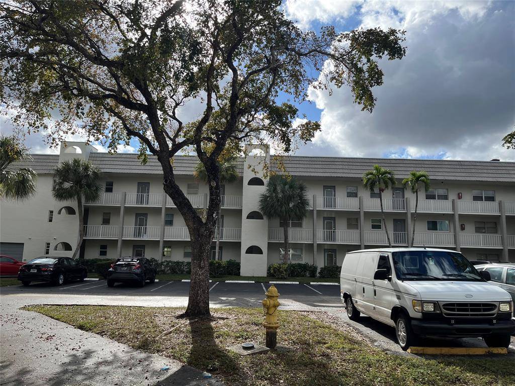 Sunrise, FL 33322,8100 Sunrise Lakes Blvd #307