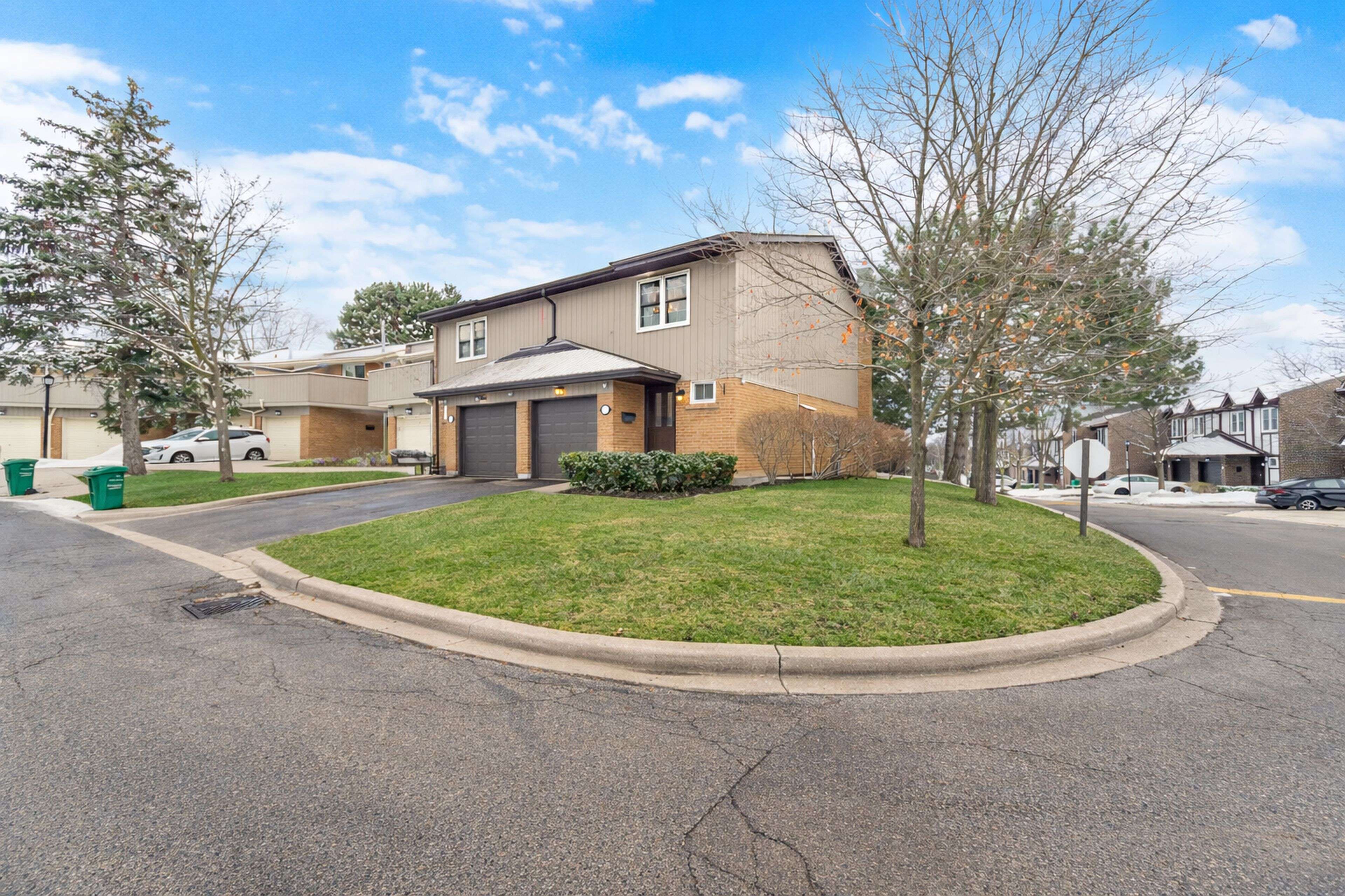 Mississauga, ON L4W 2N9,1951 Rathburn RD E #137