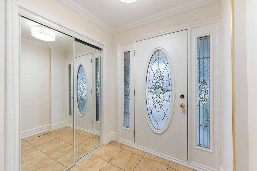 Mississauga, ON L5B 2E8,2250 Kenbarb RD