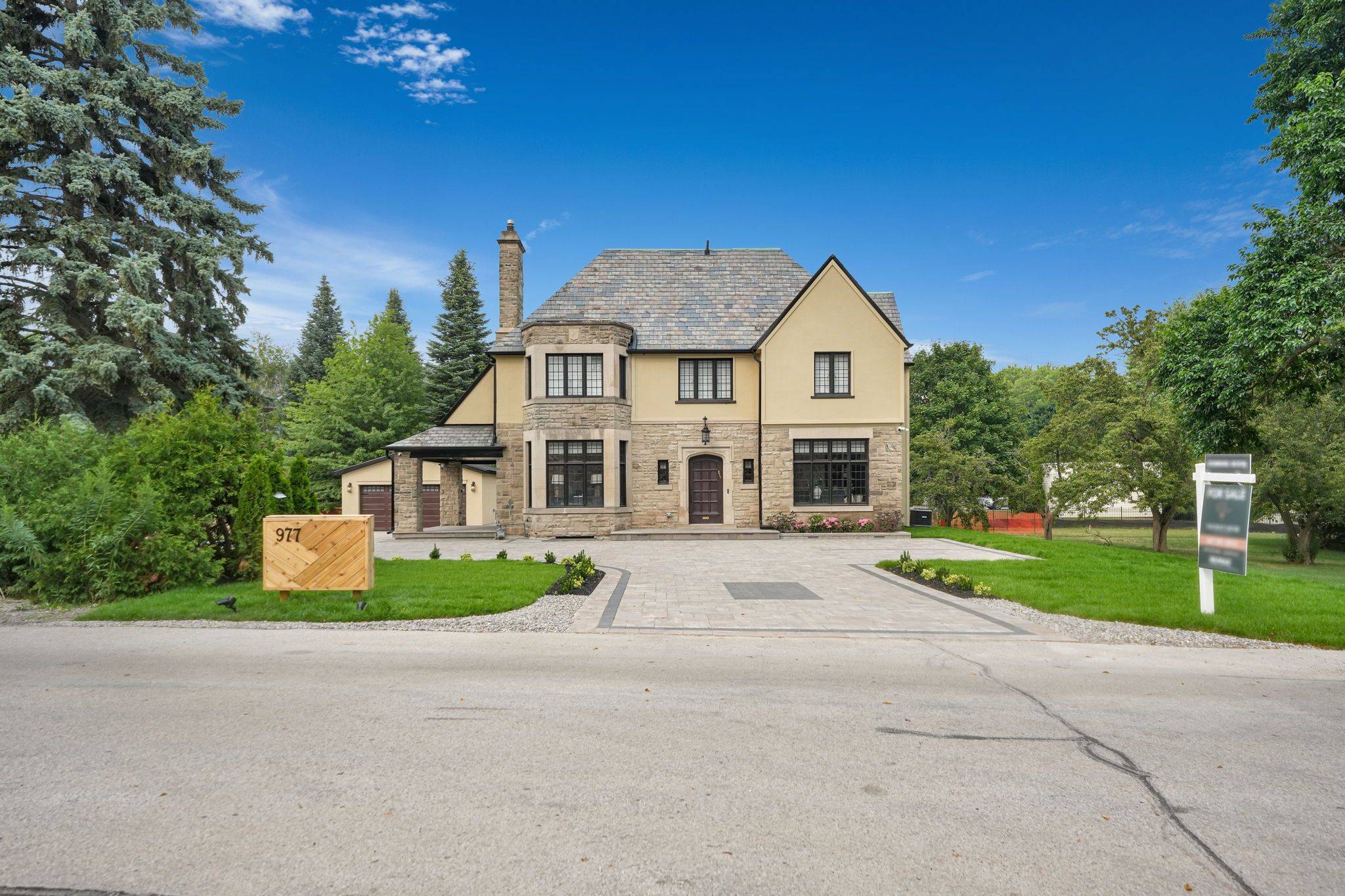 Burlington, ON L7T 1R2,977 Unsworth AVE