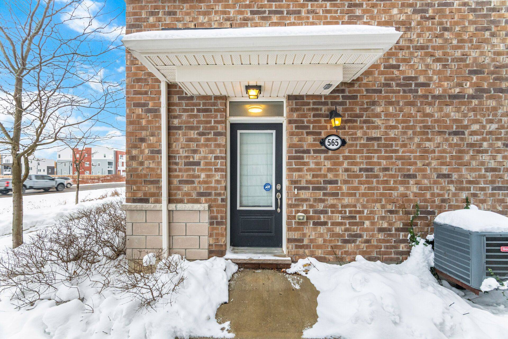 Kitchener, ON N2R 0L7,565 Goldenrod LN