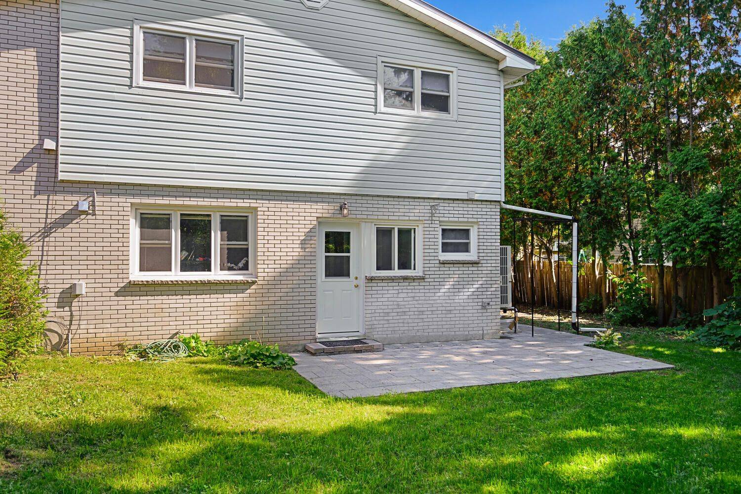 Brockville, ON K6V 1N4,6 Maplewood CIR