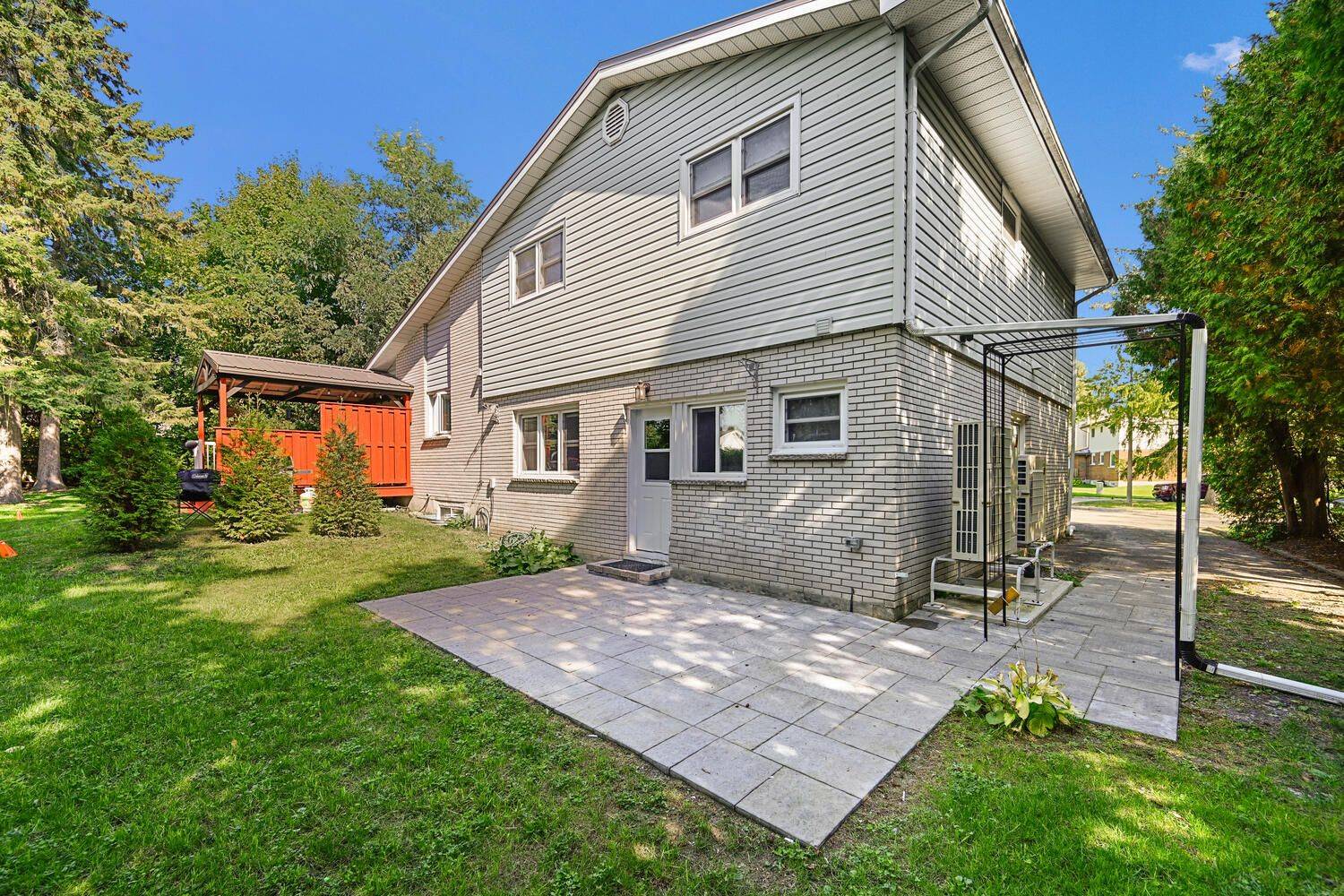 Brockville, ON K6V 1N4,6 Maplewood CIR