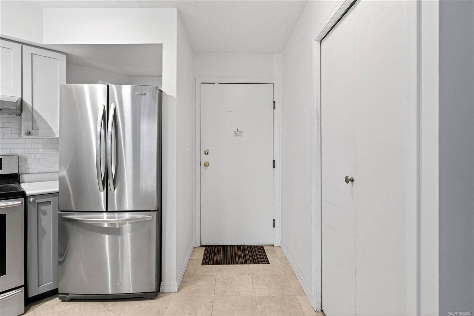 Victoria, BC V8W 3Y3,827 North Park St #119