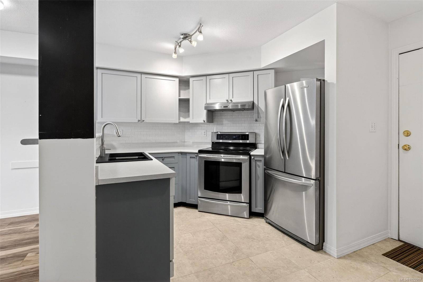 Victoria, BC V8W 3Y3,827 North Park St #119