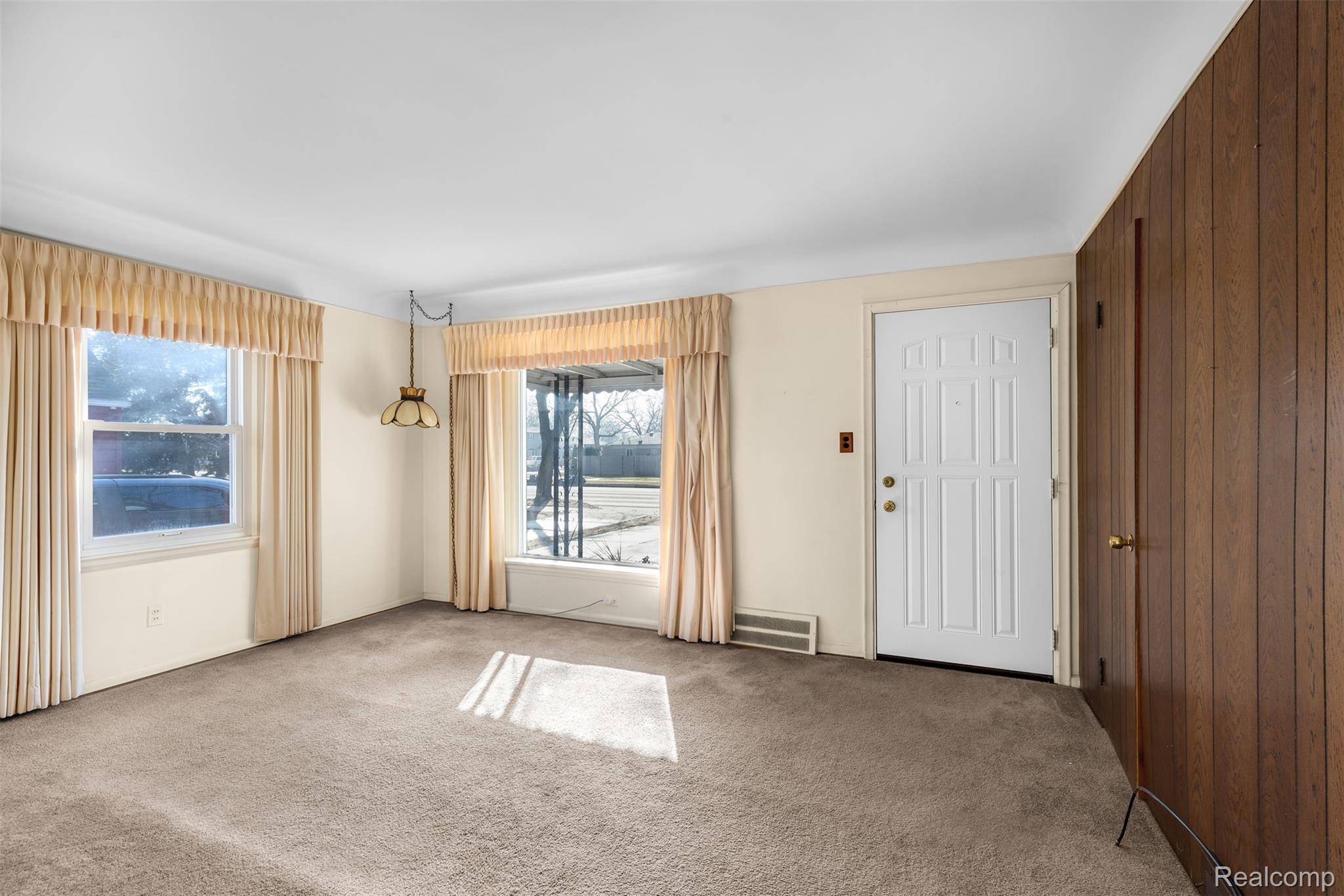 St. Clair Shores, MI 48080,22225 E 10 Mile RD