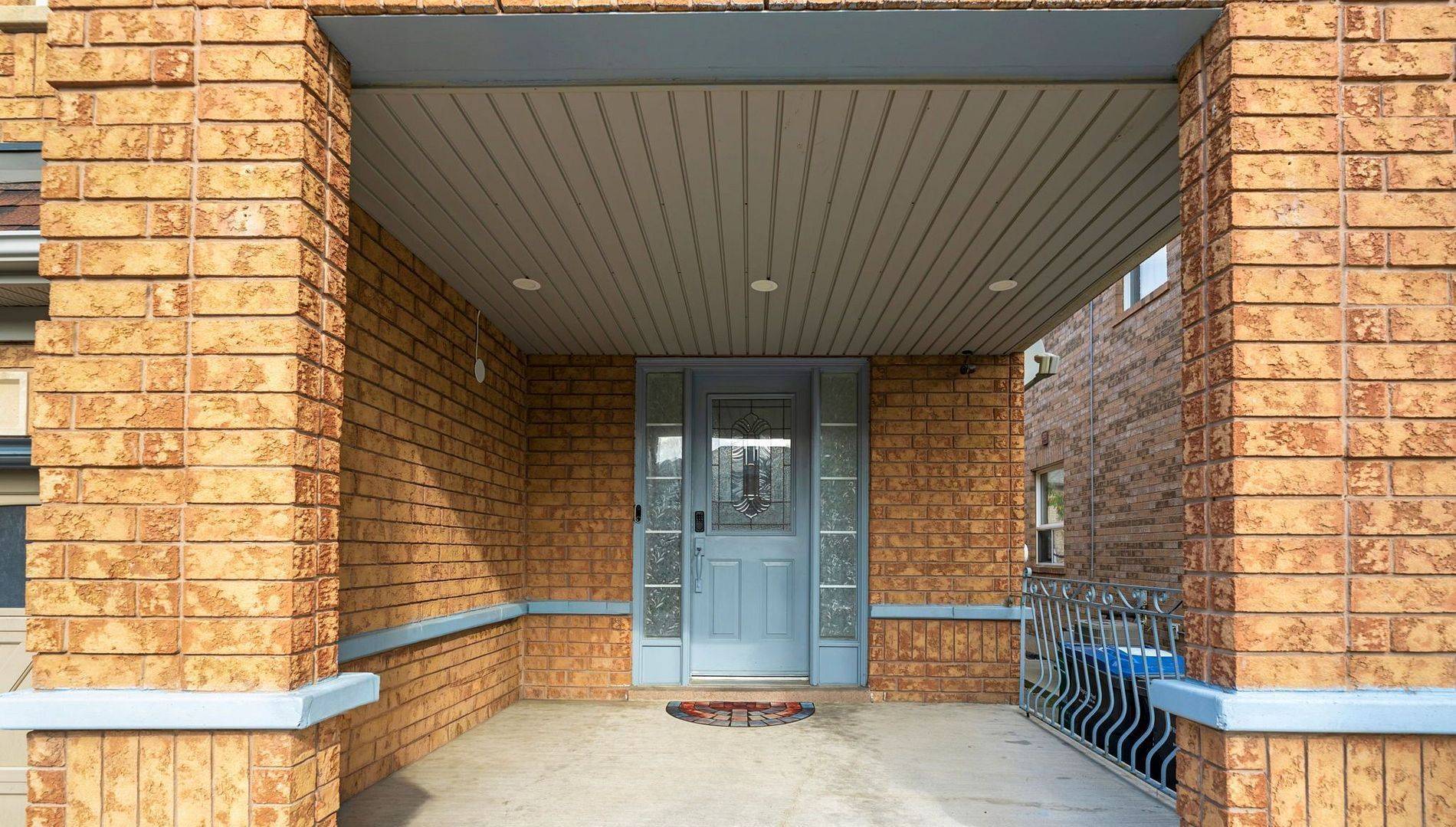 Brampton, ON L7A 1R3,5 Farthingale CRES