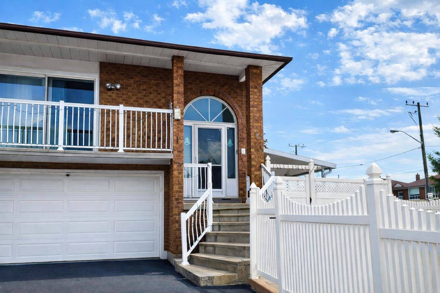 Toronto W05, ON M3L 2K5,2 Clubhouse CT