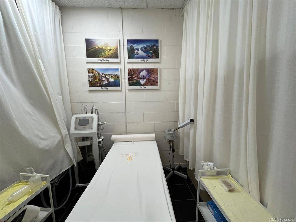 Victoria, BC V8X 5G1,2639 QUADRA St #A