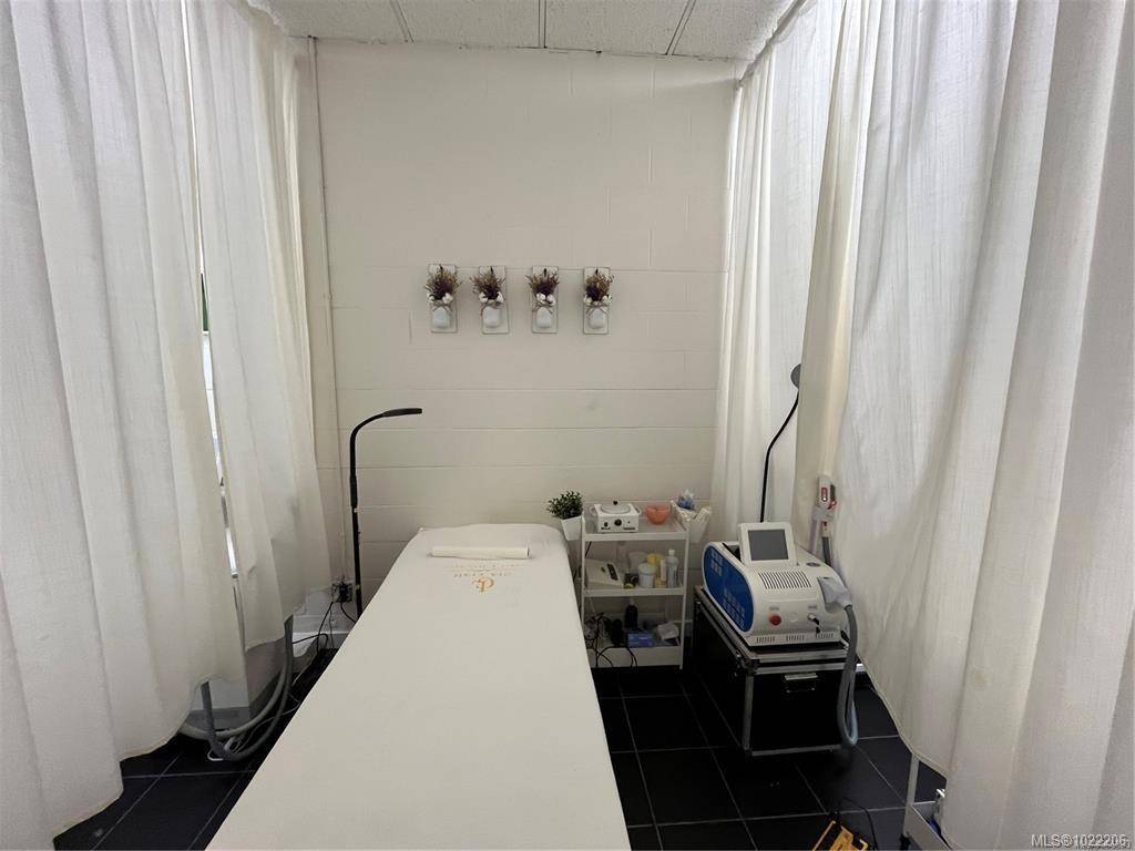 Victoria, BC V8X 5G1,2639 QUADRA St #A