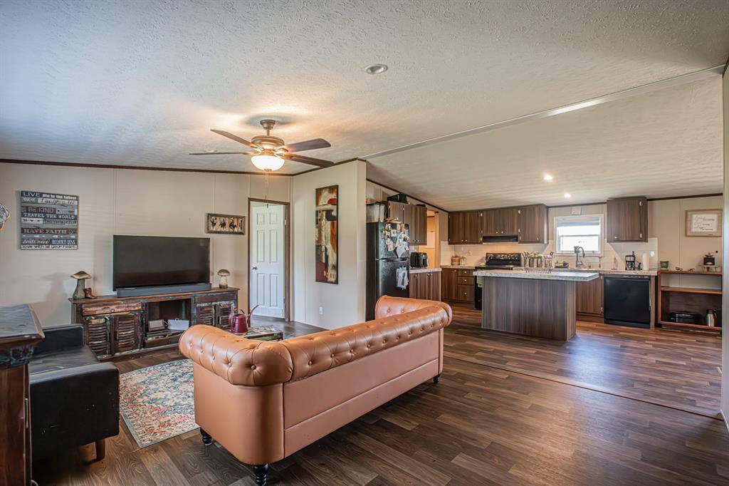 Bowie, TX 76230,978 Redbird Lane