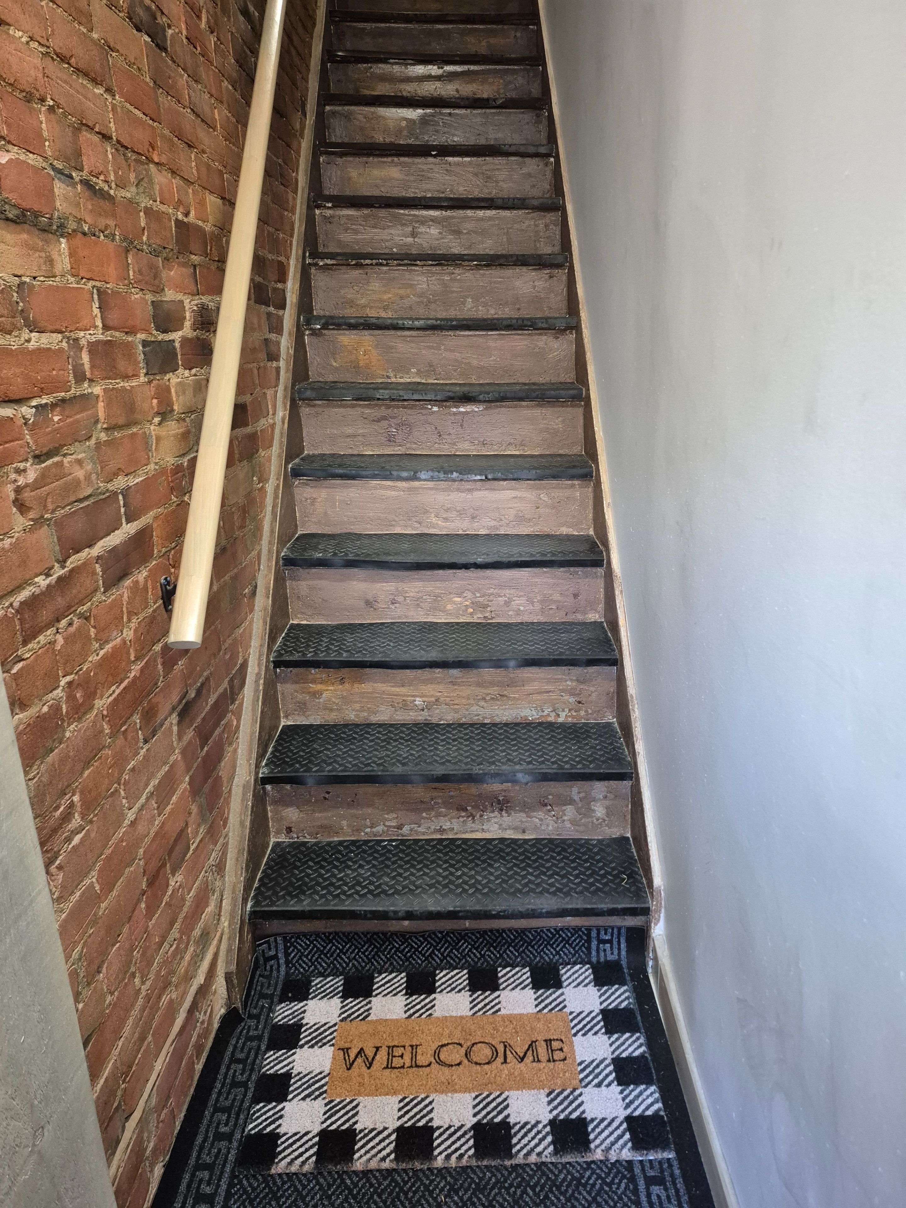 Toronto C01, ON M6H 1B2,1073 College ST #2nd Flr