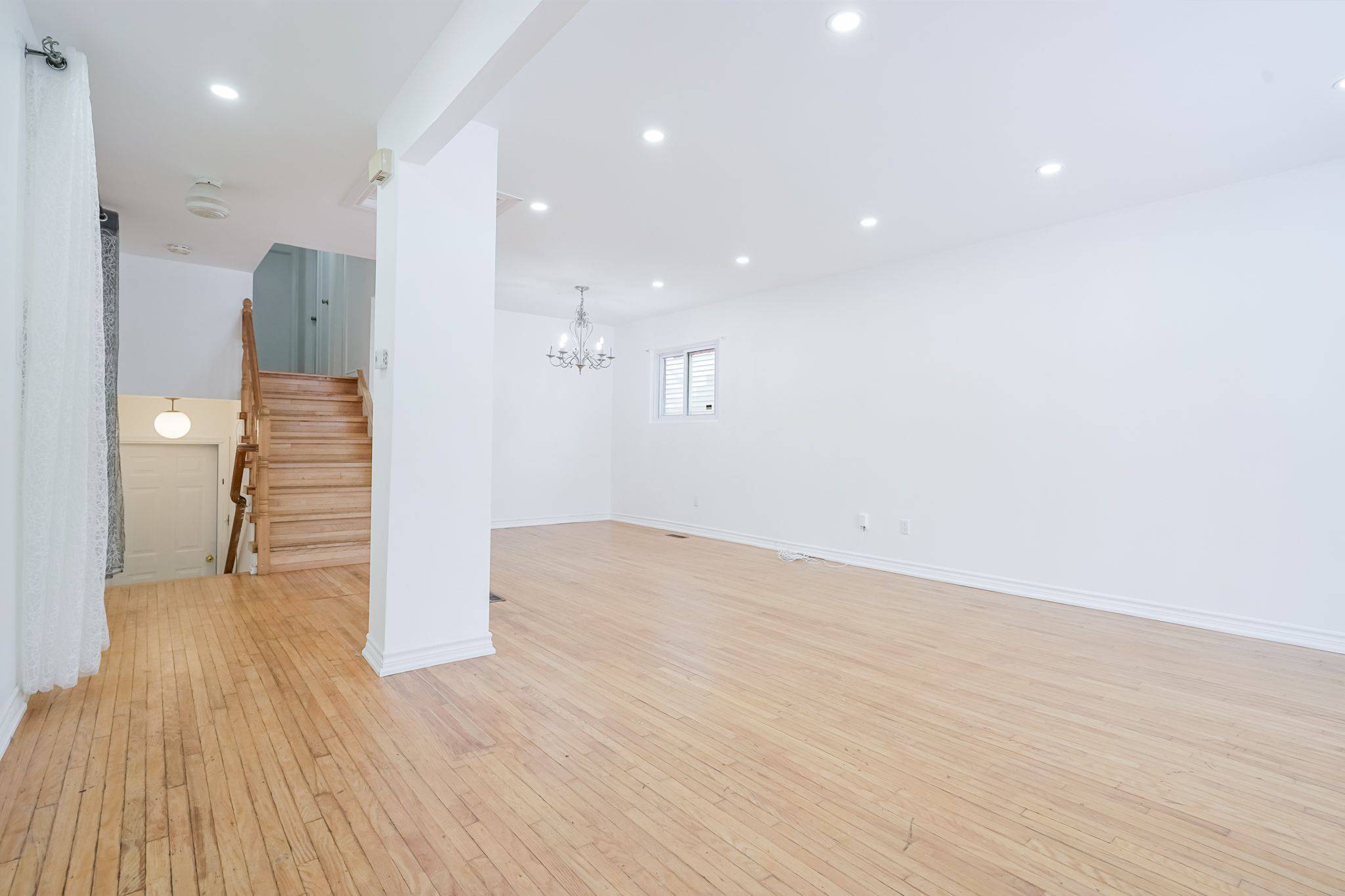 Toronto E11, ON M1B 1R6,50 Applemore RD #Upper