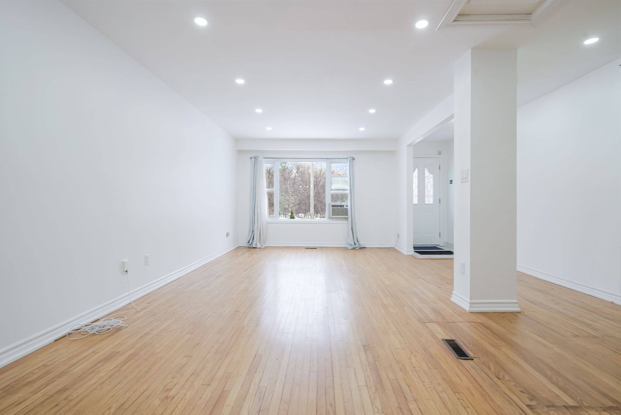 Toronto E11, ON M1B 1R6,50 Applemore RD #Upper