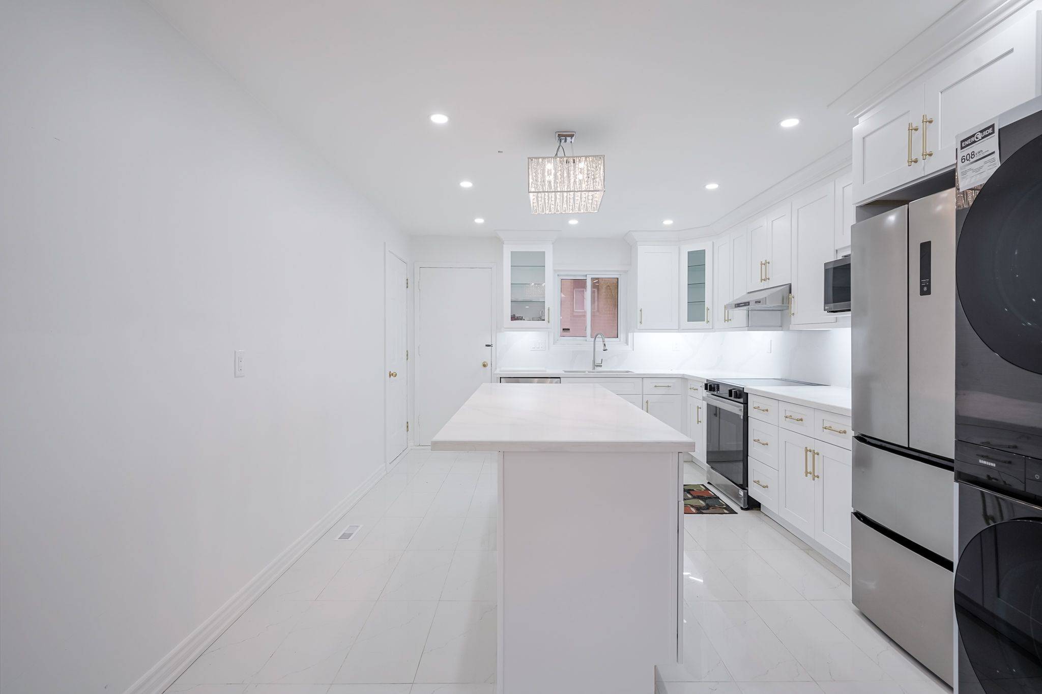 Toronto E11, ON M1B 1R6,50 Applemore RD #Upper