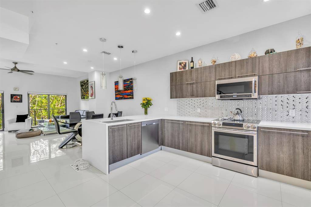 Pompano Beach, FL 33060,462 SE 1st Cir