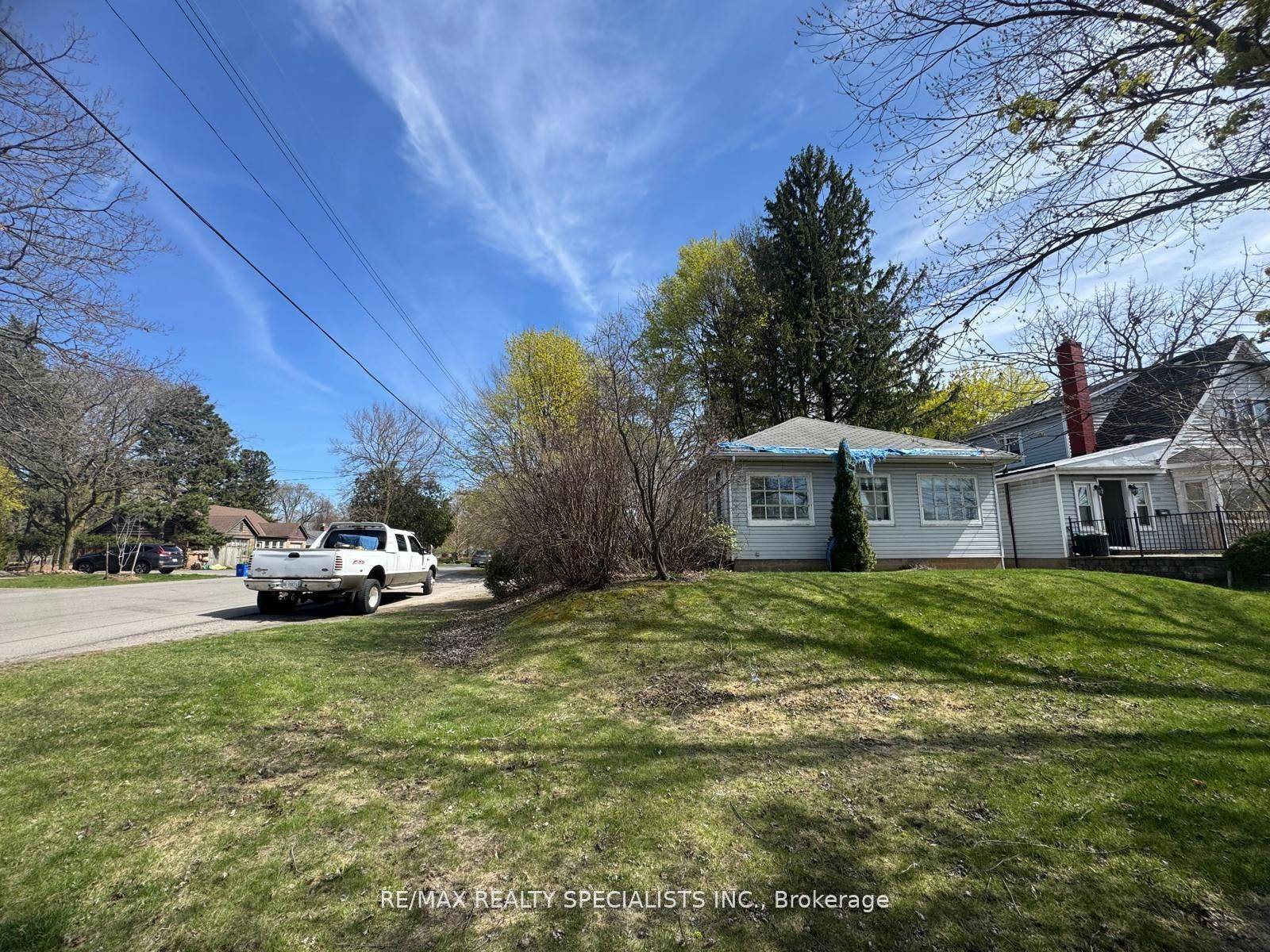 Burlington, ON L7T 2H8,990-992 Birchwood AVE