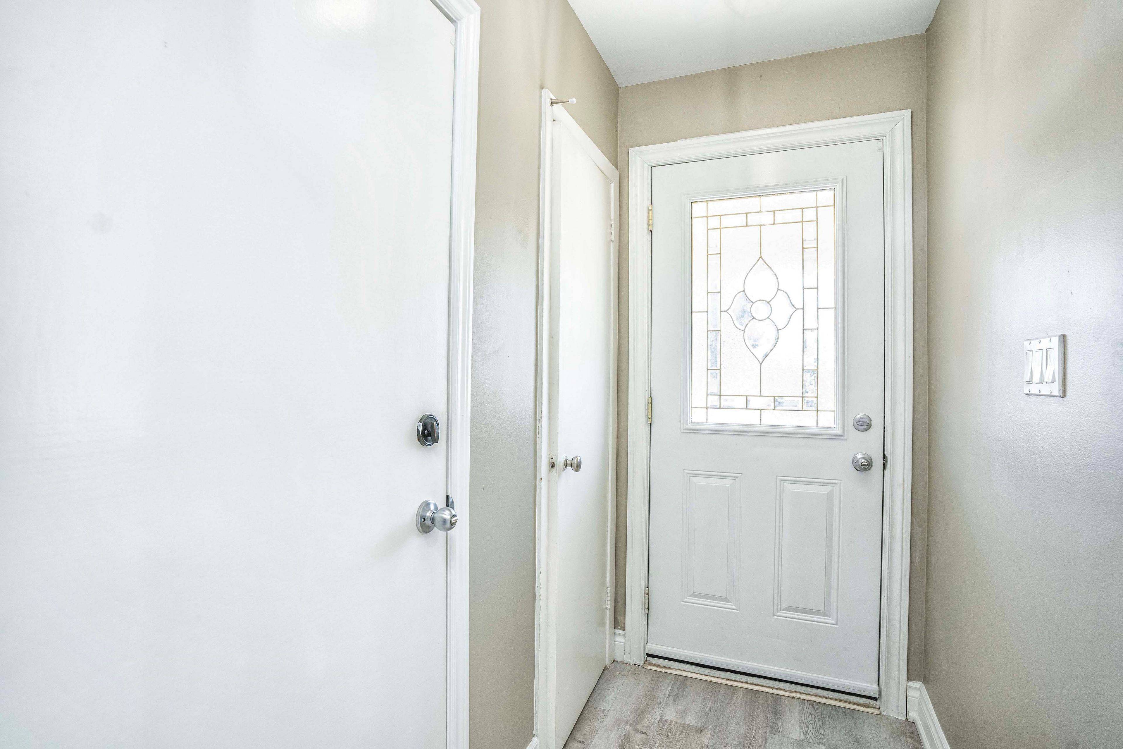 Oshawa, ON L1H 6B2,351 Highland AVE #MAIN