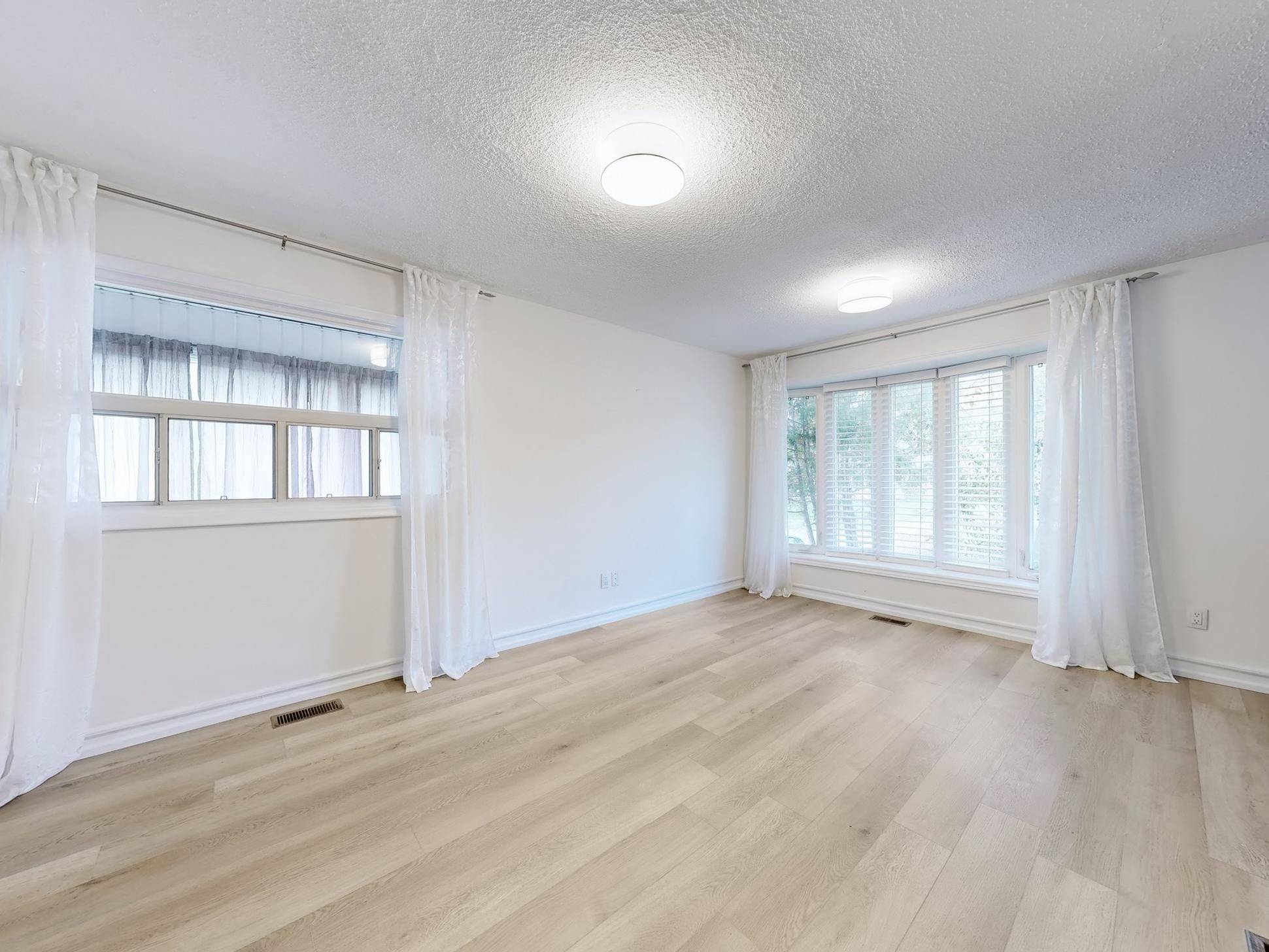 Toronto E09, ON M1G 2L5,25 Mid Pines RD