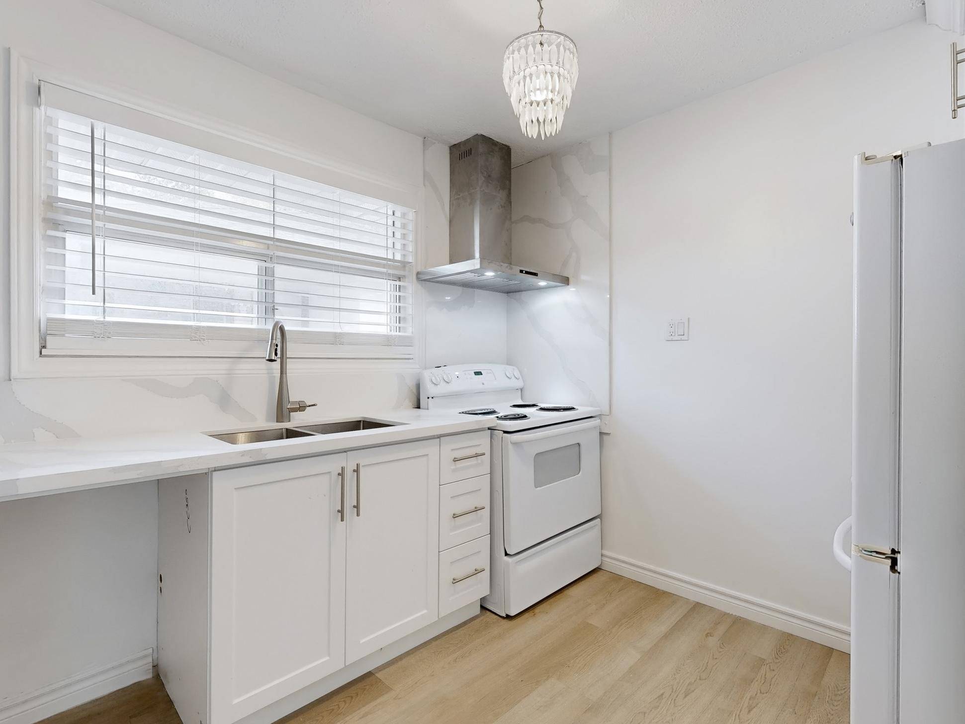 Toronto E09, ON M1G 2L5,25 Mid Pines RD