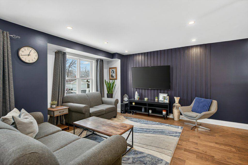 Hamilton, ON L8K 2B3,2 Sylvia AVE