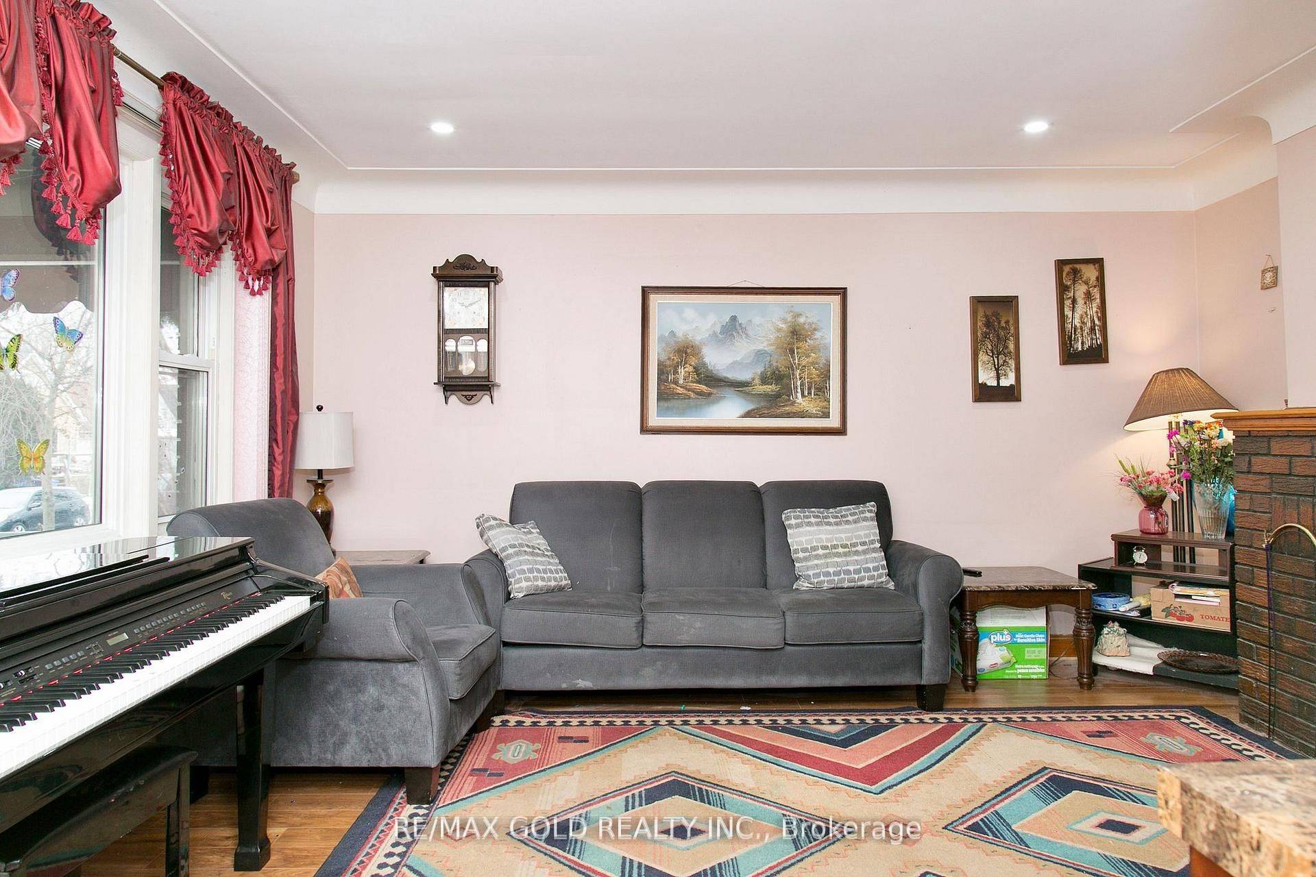 Windsor, ON N8Y 3S6,1236 Hickory RD