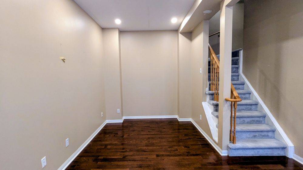 Markham, ON L3R 4G2,10 Cox BLVD #22