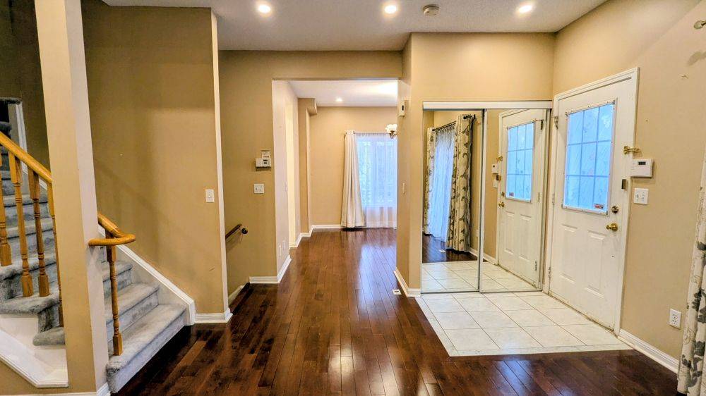 Markham, ON L3R 4G2,10 Cox BLVD #22