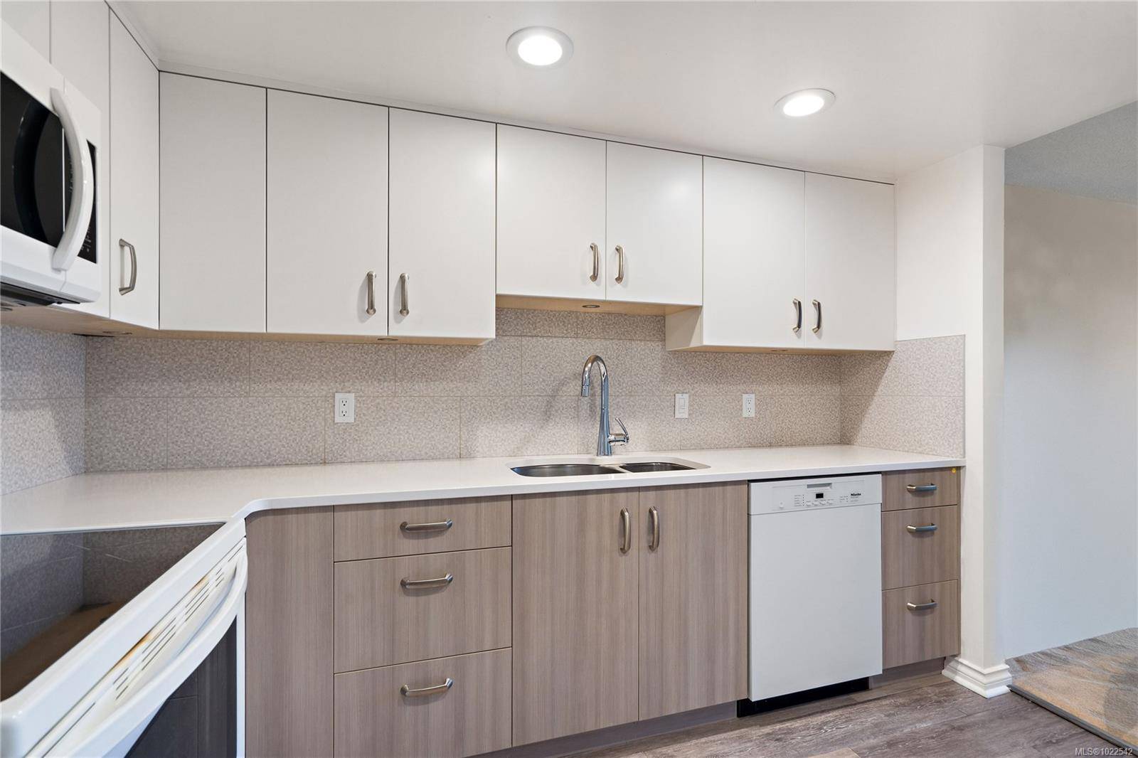 Sidney, BC V8L 4T9,9805 Second St #503