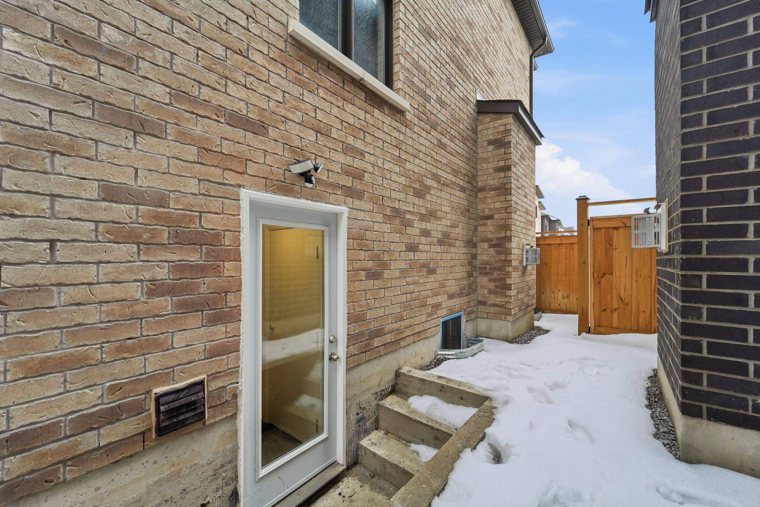 Whitby, ON L1P 0G5,7 Walter Clifford Nesbitt DR #Lower