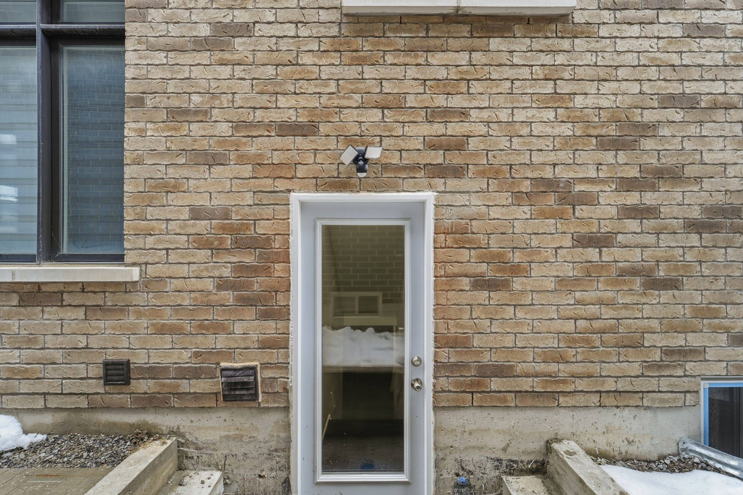 Whitby, ON L1P 0G5,7 Walter Clifford Nesbitt DR #Lower